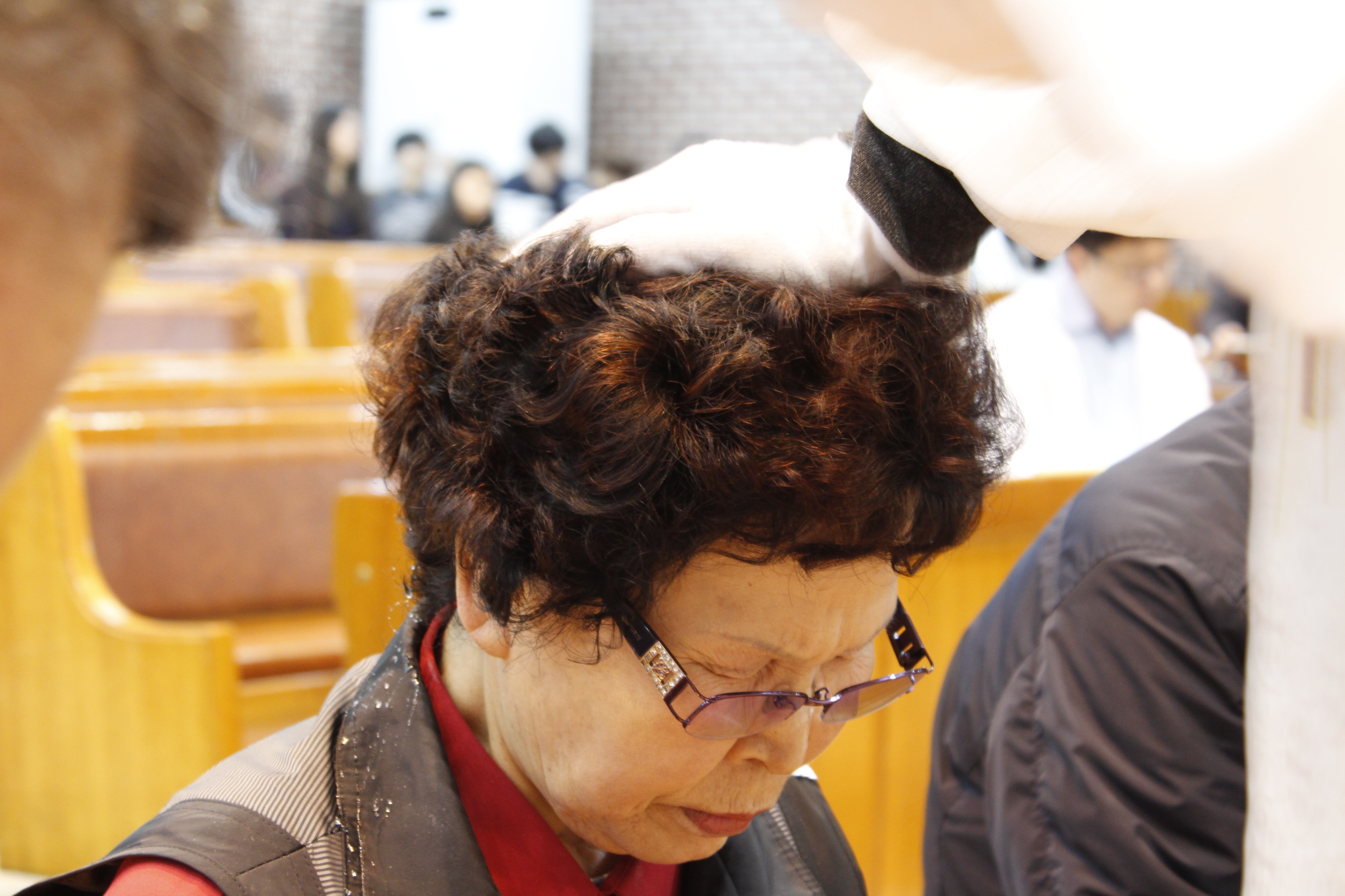 장년 세례식 사진 (5).JPG