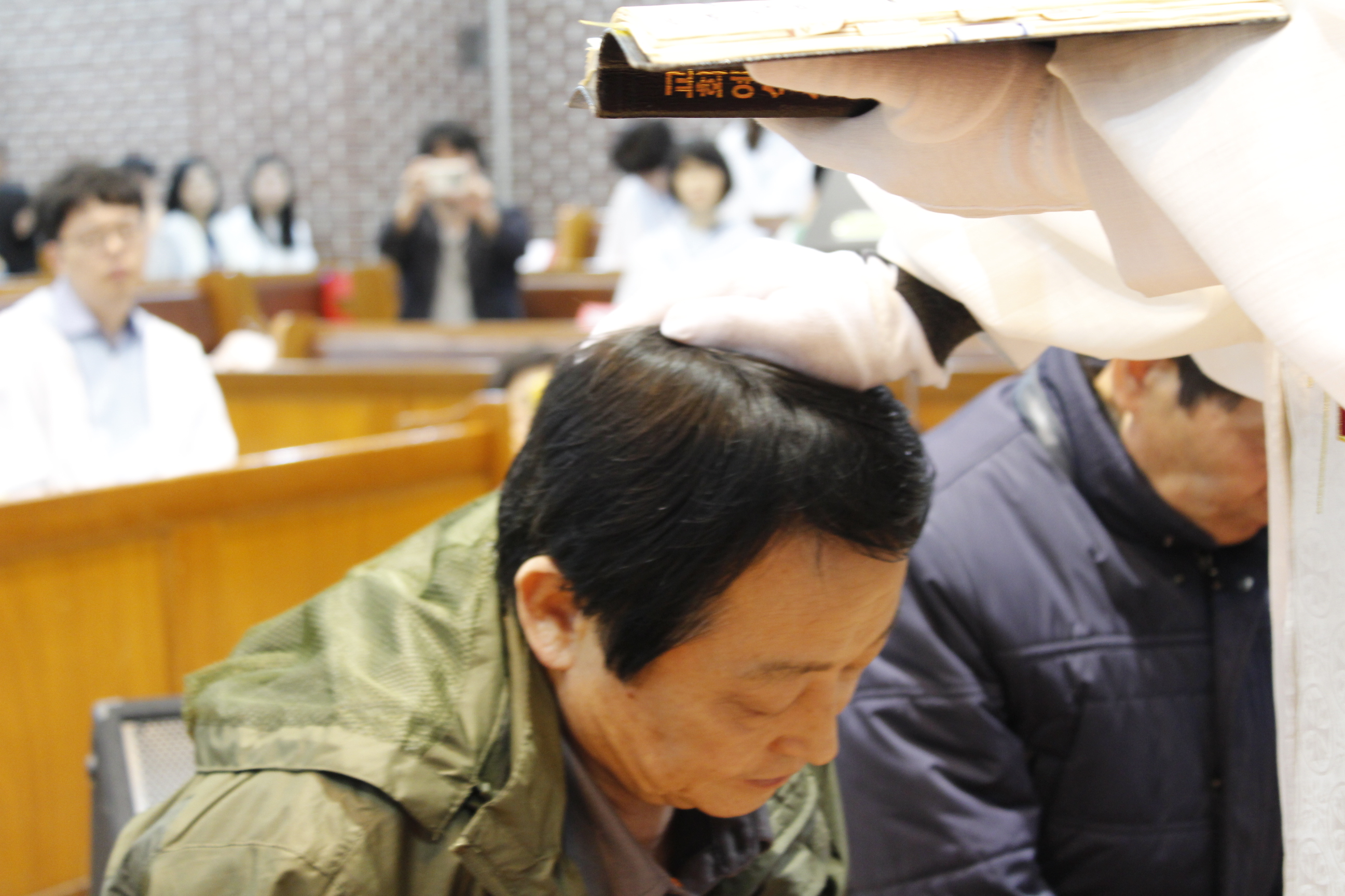 장년 세례식 사진 (7).JPG