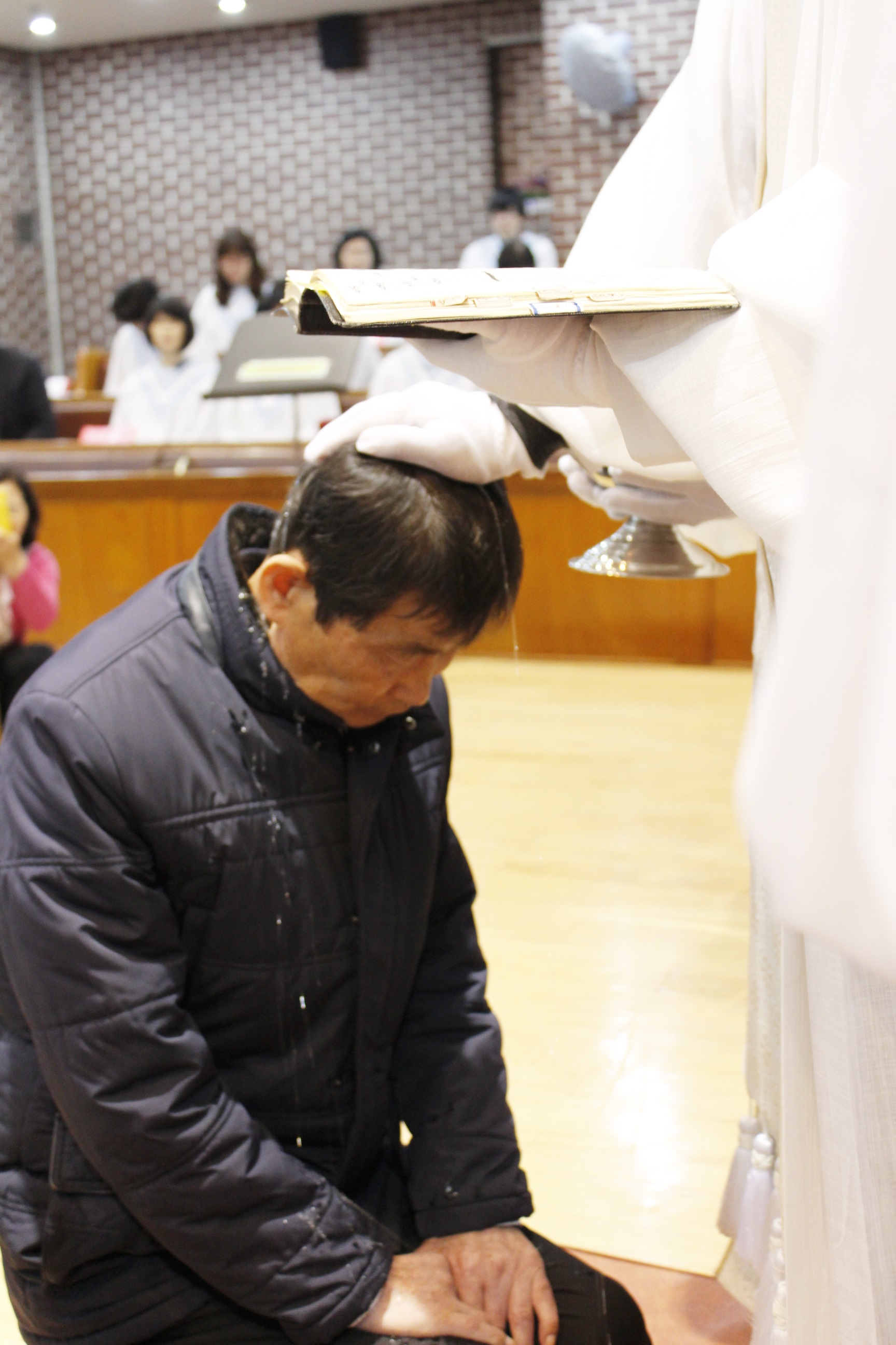 장년 세례식 사진 (8).JPG