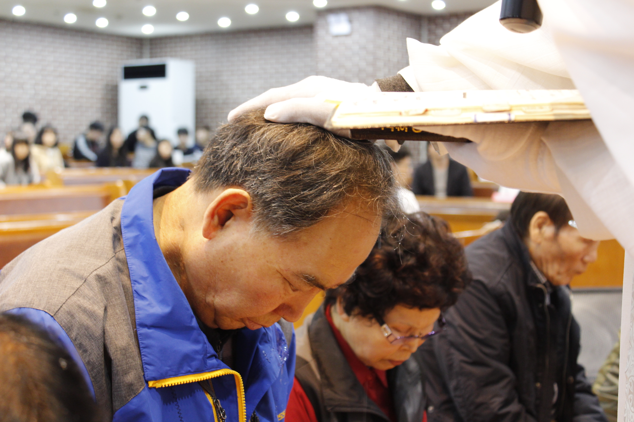 장년 세례식 사진 (4).JPG