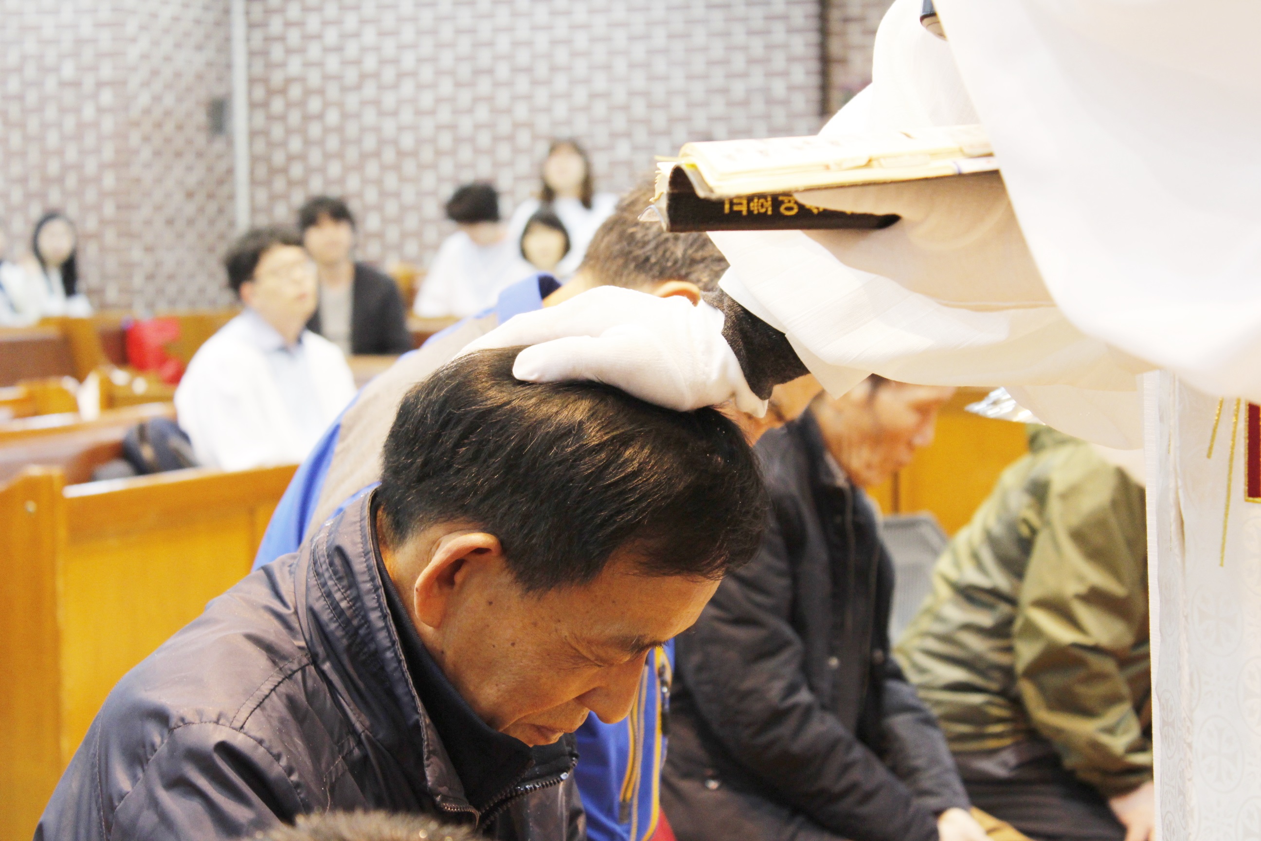 장년 세례식 사진 (3).JPG