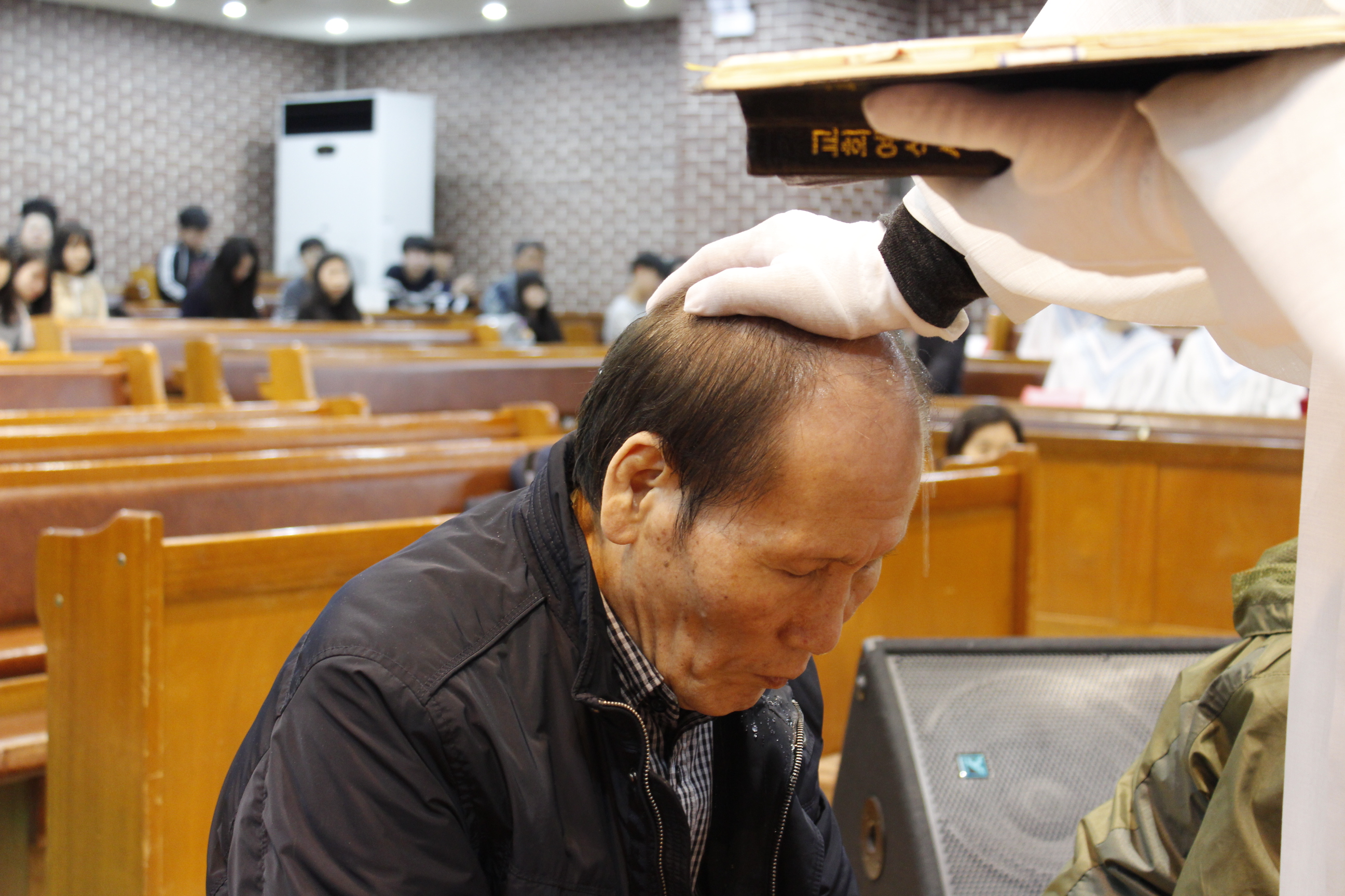 장년 세례식 사진 (6).JPG